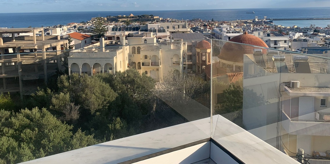 מעקה זכוכית על הים