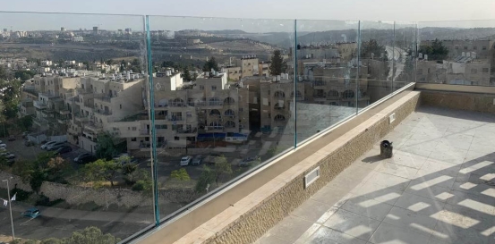 מעקה זכוכית בעגינה יבשה