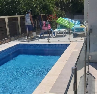 מעקה זכוכית לבריכה (2)