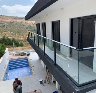 מעקה זכוכית למרפסת (2)