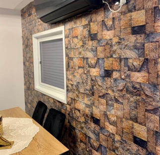 קיר זכוכית לסלון חום